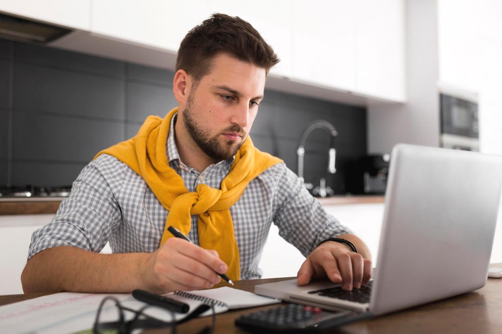 Mesa de trabajo con calculadora, gráficos financieros y herramientas de planificación