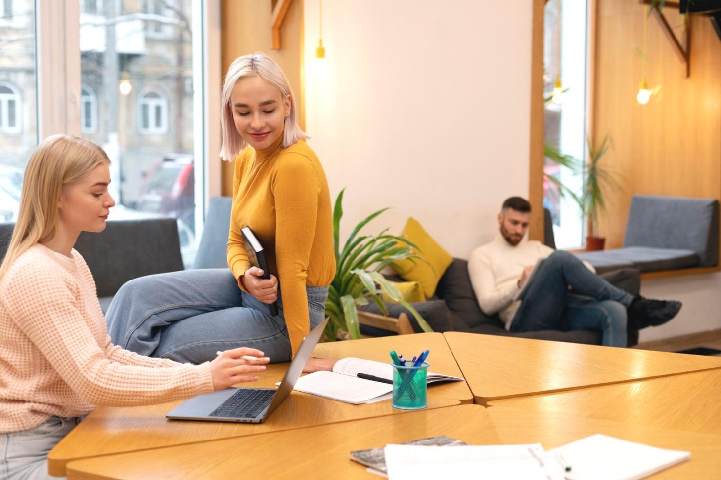 Equipo profesional trabajando en estrategias financieras con gráficos y documentos