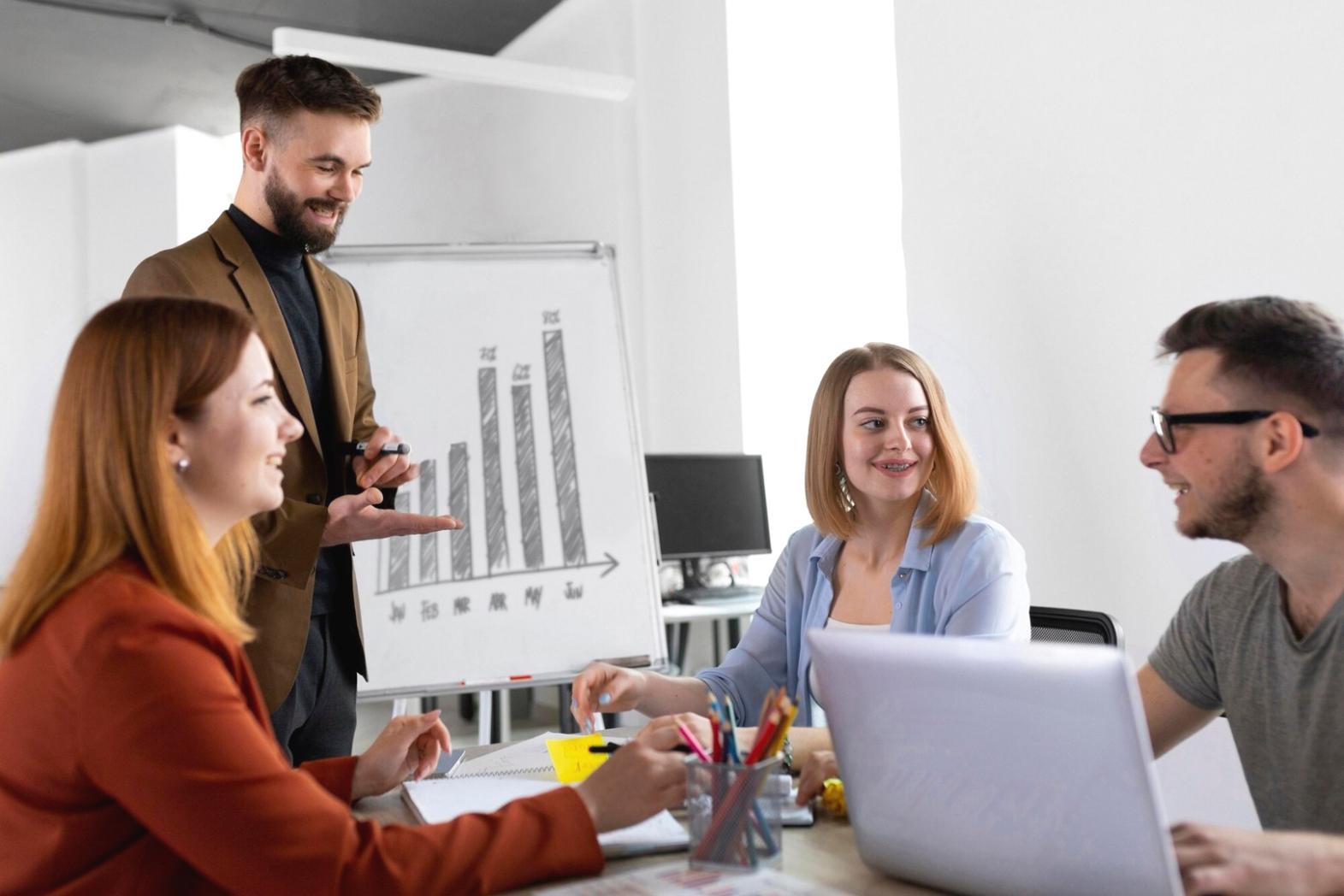Gráficos y análisis financieros detallados sobre una mesa